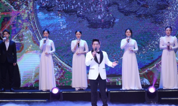 'Đất nước trọn niềm vui': Sự kết hợp âm nhạc độc đáo giữa hai thế hệ