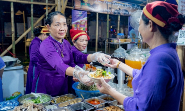  Khai mạc Tuần lễ Ẩm thực truyền thống Huế 2024: Đông đảo du khách đến trải nghiệm món ngon