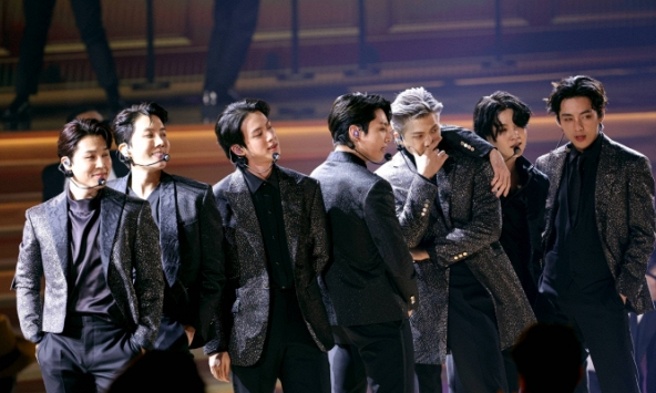 BTS vướng cáo buộc gian lận nhạc số, ăn cắp concept sau họp báo 'lịch sử' của Min Hee Jin: HYBE phản ứng thế nào?