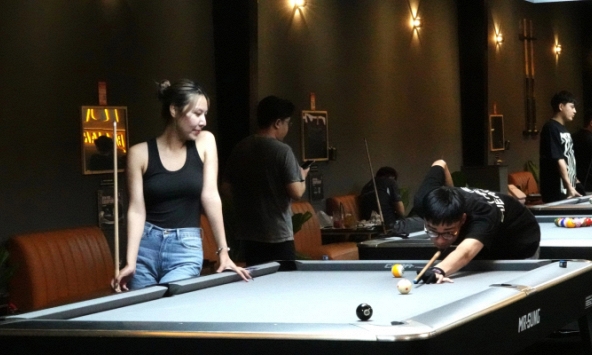 Clip xả hơi kiểu mới của giới trẻ TP.HCM ngày lễ: Nô nức đi chơi bida, tới bờ sông Sài Gòn hóng mát 'chữa lành'