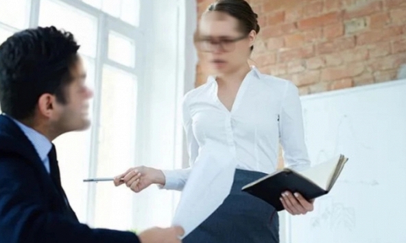 Sếp nhận chức được một tháng đã đuổi liên tiếp hai nhân viên lâu năm, đến nhà sếp ngủ lại tôi mới thấu hiểu nỗi khổ