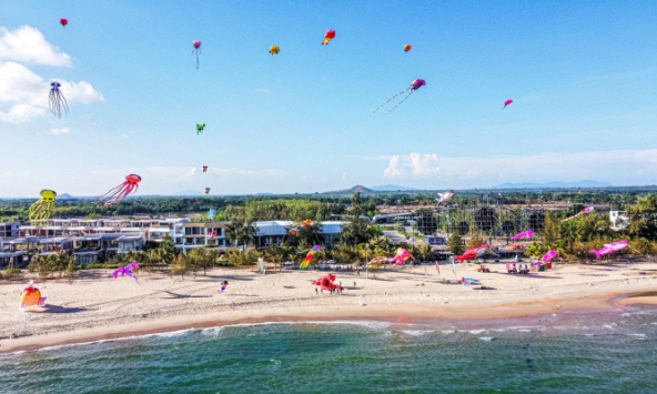 Bất ngờ hàng loạt con diều khổng lồ, hình dáng độc lạ xuất hiện ở Vũng Tàu, tối còn nhấp nháy ảo diệu khiến giới trẻ thi nhau check-in 