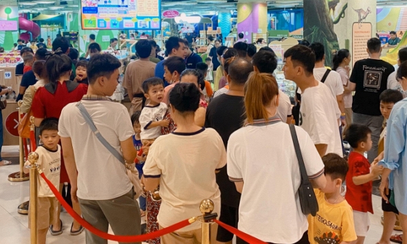 Khu vui chơi trong Trung tâm thương mại ở TP.HCM đông nghẹt người xếp hàng vào ngày nghỉ lễ cuối cùng