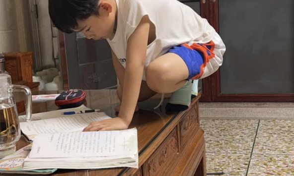 Bài văn 0 điểm của cậu bé tiểu học hot rần rần toàn MXH, khả năng bù số chữ khiến netizen chỉ biết 'cam bái hạ phong'