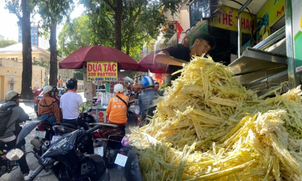 Bán 800 ly nước mía/ngày, bã mía chất cao như đống rơm: Các hàng nước giải khát ở TP.HCM 'hốt bạc' giữa mùa nóng