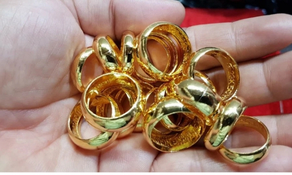 Thấy giá vàng tăng từng ngày, chồng tôi đòi bán đất đầu tư mua vàng để rồi giờ đây lao đao mất ăn mất ngủ