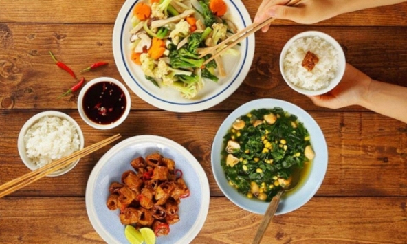 Đũa dùng sai cách sẽ thành 'ổ vi khuẩn' huỷ hoại sức khoẻ, từ loét dạ dày, bệnh gan đến ung thư đều có thể 'gõ cửa'