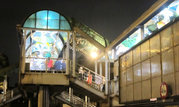 Từ nơi xưa đầy rác thải, nay thành “thủy cung” trên cầu đi bộ