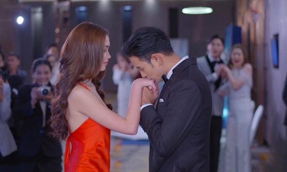  Đi ăn cưới cùng đồng nghiệp, đến cuối buổi trước đông đảo khách mời, anh bỗng quỳ xuống khiến tôi thảng thốt