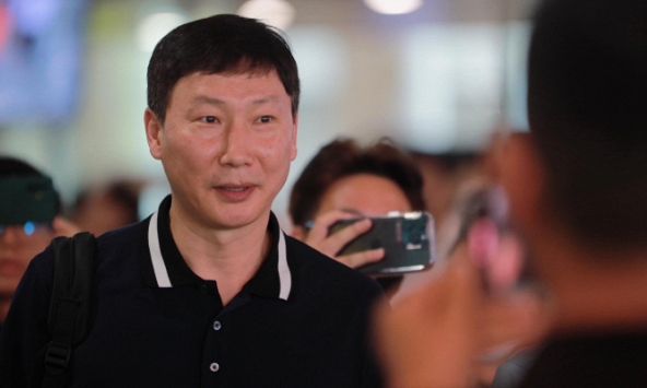 Nóng: HLV Kim Sang-sik có mặt tại Việt Nam, xuất hiện chưa đầy 1 phút, phong cách thời trang ấn tượng