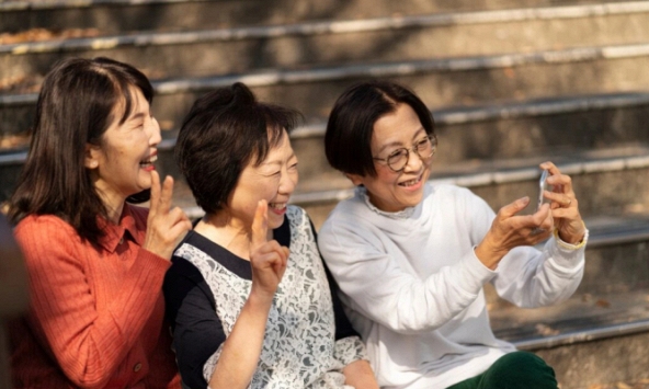 Mẹ chồng mải mê đi du lịch chứ không chịu chăm con dâu ở cữ, khi mẹ ốm, tôi bất ngờ trước câu nói của chồng