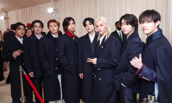 Vì sao nhóm nhạc Hàn đầu tiên tham dự Met Gala bị gọi là 'con ghẻ quốc dân, con cưng quốc tế'?