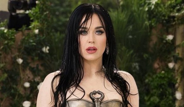 Rõ là Katy Perry năm nay ở nhà không dự MET Gala, nhưng ở đâu ra tấm ảnh thảm đỏ xuất sắc tới cỡ này!