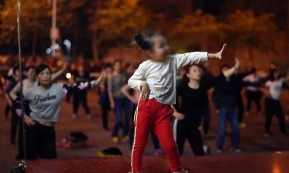 Nhạc vừa bật lên, con gái 5 tuổi đứng dậy nhảy ngay bài lắc hông gợi cảm, biết người dạy những trò lố đó, tôi muốn chuyển trường cho con