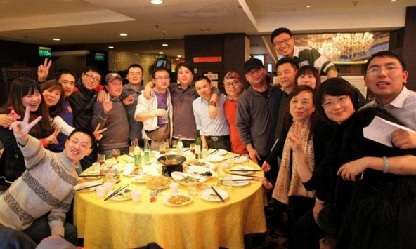 Vợ đi họp lớp cấp 3 nhưng bức ảnh tập thể thiếu mất 1 người đã tiết lộ bí mật lớn: Chồng gào khóc khi biết điều đã ập đến