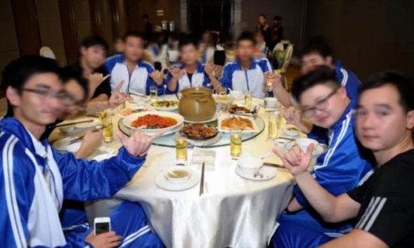 Sau buổi họp lớp, chồng về nhà và trở nên kì lạ, 1 tuần sau anh đưa ra quyết định bất ngờ làm vợ con trở tay không kịp