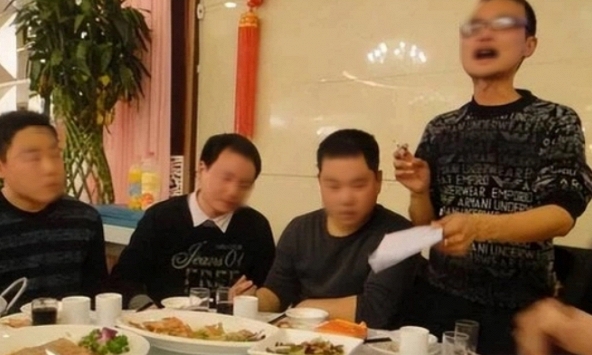 U50 đi họp lớp, mọi người thầm coi thường cậu bạn nghèo nhất lớp: cuối buổi tiệc, cô nhân viên nói một câu mà tất cả xấu hổ cúi mặt