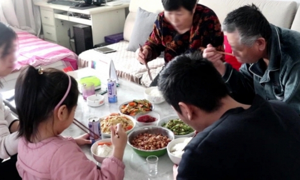 U60 về hưu, được cơ quan làm tiệc chia tay hoành tráng nhưng khi về nhà với con cháu mới cay đắng nhận ra sai lầm từ 30 năm trước