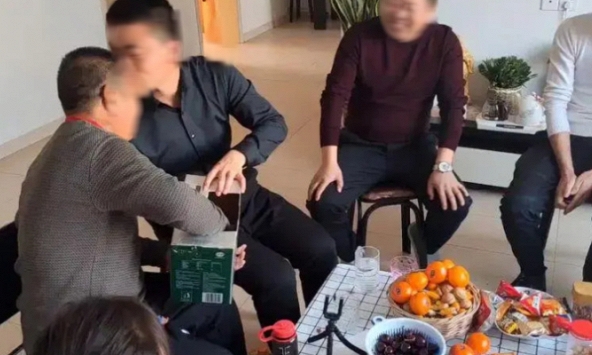 Ngay khi biết bố nghỉ hưu, 3 người con trai liền tranh nhau đón về nuôi, đến khi nghe cuộc cãi vã của các con: tôi tức muốn đau tim