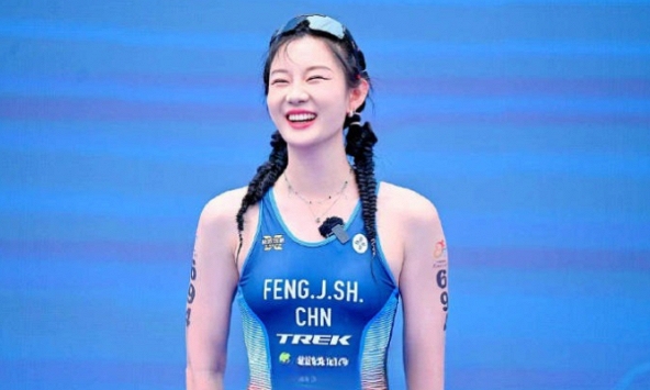 Nữ VĐV gây tranh cãi vì trang điểm, mặc đồ bơi ngắn khi thi đấu