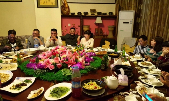 Đi họp lớp, lớp trưởng xung phong đãi, thấy bill 35 triệu lại trốn về trước, tôi thanh toán rồi dùng 1 chiêu khiến anh ta chuyển khoản trả ngay