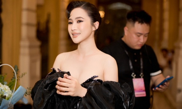 Loạt ảnh xinh đẹp nét căng của Hương Tràm trong show diễn bị hủy