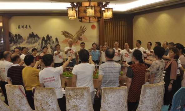 Đi họp lớp sau 20 năm, lớp trưởng âm thầm thanh toán hóa đơn rồi ra về, nửa đêm nhận được 35 triệu chuyển khoản mà bật khóc