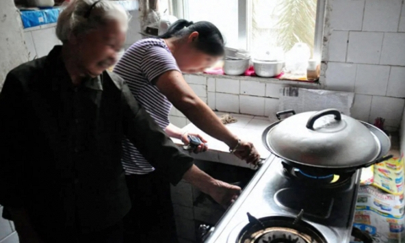 Đang đi ăn với đồng nghiệp, trong khoảnh khắc cô gái bỗng bỏ ăn, chạy về nhà và cứu sống mẹ mình: Chỉ nhờ 1 thứ kì diệu