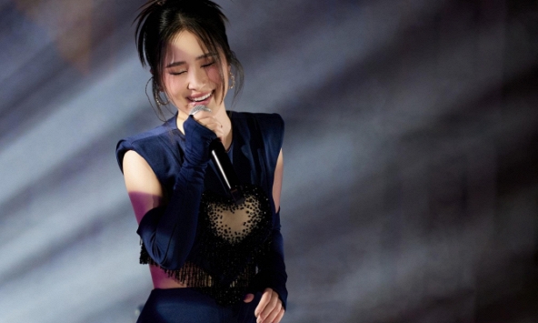 Show diễn đầu tiên của Hương Tràm sau gần 5 năm đi du học: Hát 'Em gái mưa' bằng tiếng Anh, khẳng định đã được 'chữa lành'