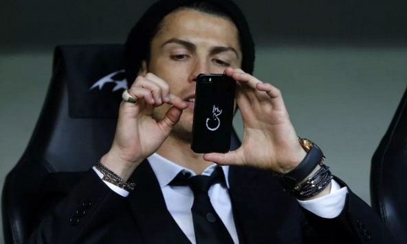 Quy tắc dùng điện thoại đặc biệt của Ronaldo: Nhất quyết không bắt máy nếu cuộc gọi sau 10 giờ