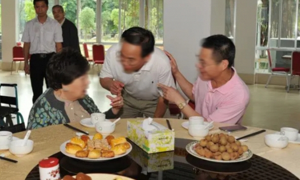 Toàn bộ lương hưu cống nạp hết cho con trai, đến khi nhận được chuyển khoản của con dâu, tôi mới tỉnh ngộ: Bàng hoàng nội dung 2 cuộc gọi