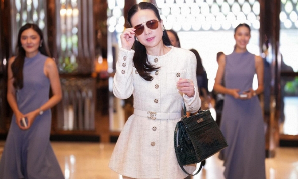 Sốc với độ giàu có của chủ tịch LĐBĐ Thái Lan: Đi họp FIFA xách túi 5 tỷ, hậu duệ gia tộc sở hữu 117 tỷ USD