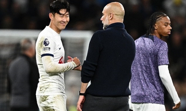 Son Heung-min bất ngờ bị chỉ trích chỉ vì sự thân thiện: 'Bỏ lỡ cơ hội mười mươi còn cười được sao?'