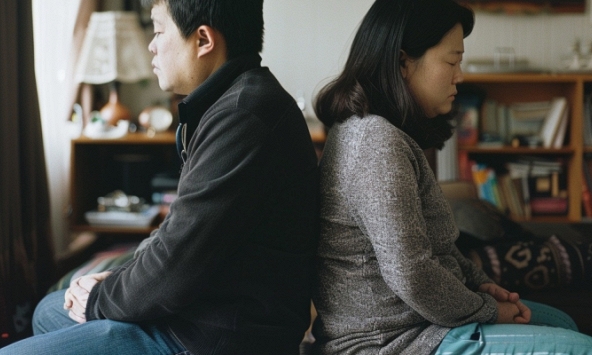 Vội vã kết hôn sau nửa tháng gặp mặt, cô gái hối hận khi phát hiện ra bí mật của chồng: Sự thật đắng đót sau những dòng tin nhắn