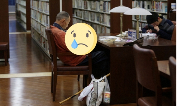 Lão ăn mày ngồi trong thư viện có hành động khiến triệu người 'há hốc', sau đó còn được tạc tượng riêng: Tại sao lại như vậy?