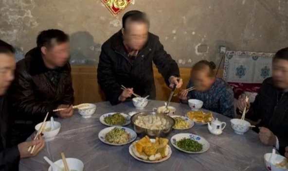 Tháng nào con dâu cũng biếu tôi 5 triệu, kể cả phải đi vay, nghe cháu nội tiết lộ lý do mà tim tôi đau đớn, nước mắt ướt má