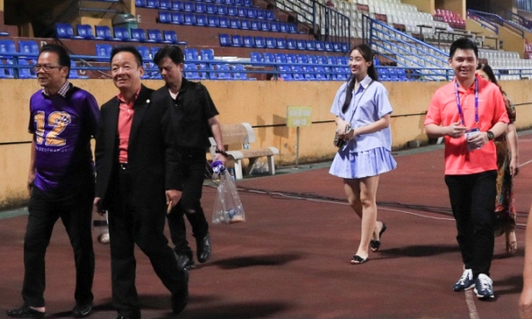 Không còn cảnh 'thờ ơ', chủ tịch CLB Hà Nội có thái độ khác hẳn, vui ra mặt với hoa hậu Đỗ Mỹ Linh 