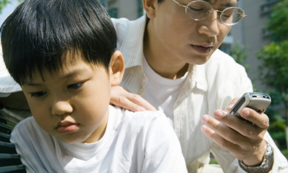 Một bức ảnh cha dạy con gây bão mạng xã hội: Không đánh mắng, sao khiến nhiều người đau lòng đến thế này?