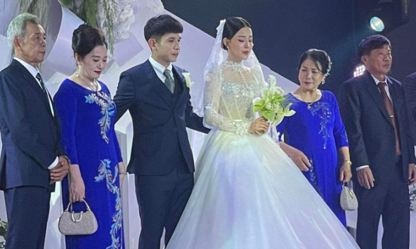 Hé lộ hình ảnh đầu tiên trong đám cưới Hồng Duy và vợ thạc sỹ: Cô dâu xinh đẹp xúc động nắm tay chú rể bước vào lễ đường