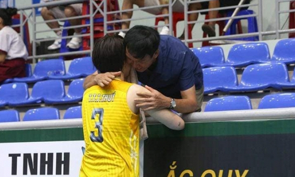 “Khủng long 1m93” Trần Thị Thanh Thuý bật khóc nức nở khi gặp bố, cô gái xuất ngoại nhận lương cao nhất Việt Nam cũng có lúc yếu lòng 