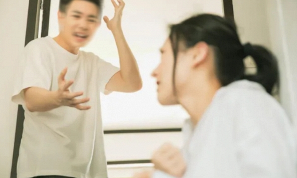 Chồng không muốn vợ mặc đẹp khi đi họp lớp, tưởng anh ghen hóa ra nguyên nhân lại bất ngờ hơn: Hệ quả của xuất thân nghèo khó