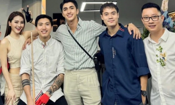 Diễn viên Bình An bảnh bao lộ diện sau vụ phải leo lên mái nhà vì đám cháy, khoác vai Đoàn Văn Hậu, Văn Toàn thân thiết