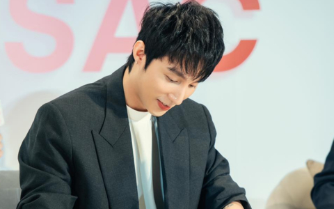 Sơn Tùng giật mình vì tờ giấy chứng nhận kết hôn