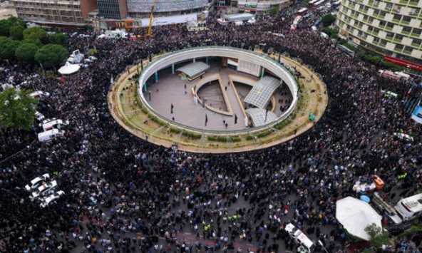 Biển người tập trung kín quảng trường trung tâm, bật khóc nức nở tiễn biệt Tổng thống Iran sau vụ tai nạn trực thăng thương tâm