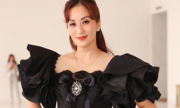 Khánh Thi công khai xin lỗi Thủy Tiên và Thu Minh, nói rõ chuyện một nghệ sĩ mượn tiền rồi bặt vô âm tín