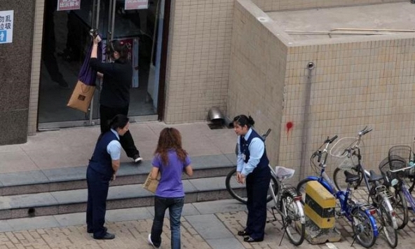 Nữ nhân viên mới đến bị đồng nghiệp bắt nạt và cái kết khiến cả công ty sợ xanh mặt: Đừng sợ đắc tội người khác