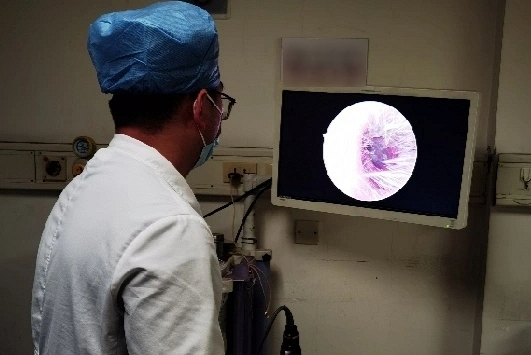 Vừa được tỏ tình, cô gái thủng màng nhĩ vì một hành động âu yếm của bạn trai