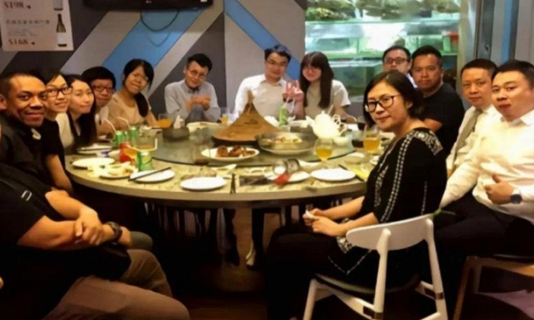 Biết rõ tôi không đi họp lớp được nhưng lớp trưởng vẫn bắt đóng 700k ngay trong nhóm, tin nhắn đáp trả của tôi khiến cậu ta chết lặng