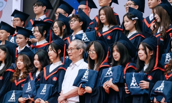 Dàn nam thanh nữ tú Marie Curie bịn rịn chia tay trong lễ bế giảng cuối cùng của đời học sinh