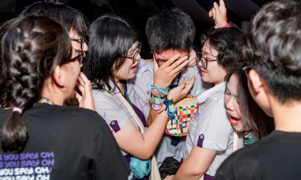 Học sinh Nguyễn Thị Minh Khai ôm nhau khóc nức nở trong lễ trưởng thành: Sau đêm nay, tất cả chỉ còn là kỷ niệm!